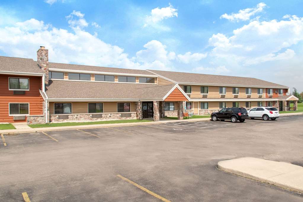AmericInn by Wyndham Elkhorn Near Lake Geneva — hotel in Elkhorn