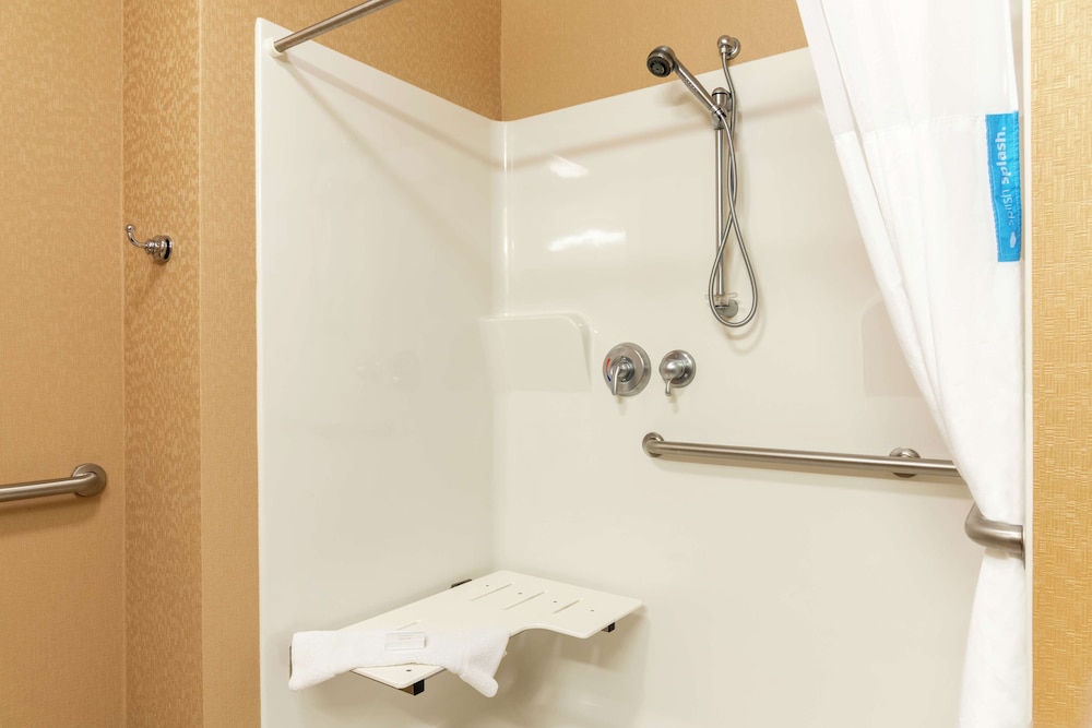 Hampton Inn & Suites Marshalltown - photo 36