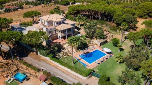 Luxuosa moradia V5 em Quarteira Greice Homes — 4-Star Luxury Hotel in Quarteira, Portugal
