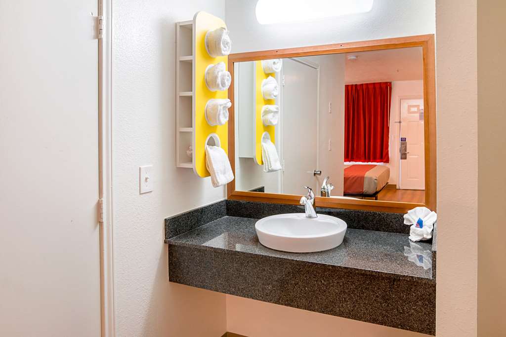 Motel 6 Grand Prairie TX Near Six Flags Drive - photo 17