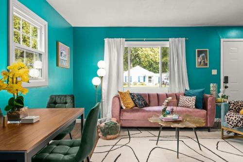 Art Deco Oasis A Stylish Retreat — hotel in Peoria Heights