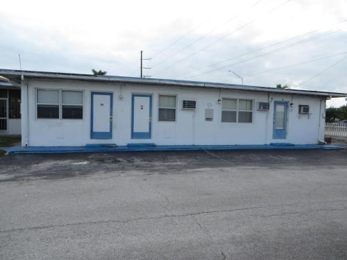 Royal Palms Motel - photo 28