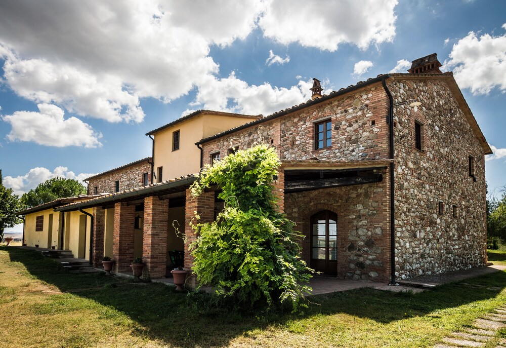 Casa d'Era Country Holiday Houses — 4-Star Luxury Hotel in Lajatico, Italy
