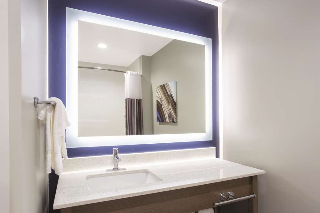 La Quinta Inn & Suites by Wyndham Buffalo Amherst - photo 11