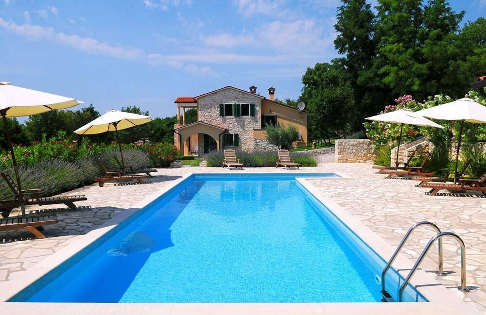 Villa Biljana Vlakovo — 4-Star Luxury Hotel in Rasa, Croatia