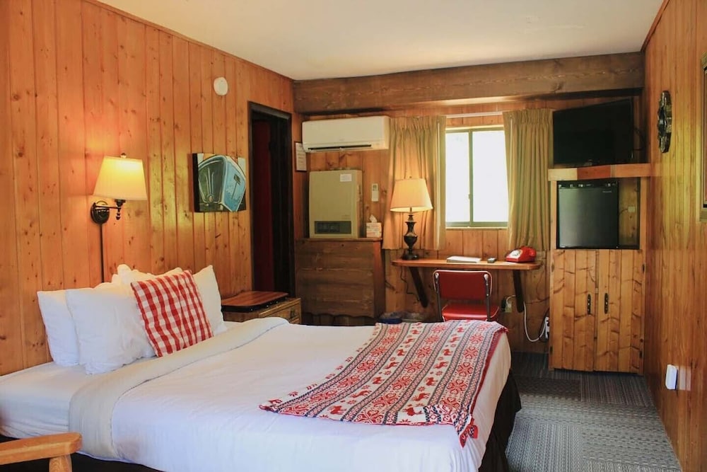 Foot of the Mountain Motel - photo 17