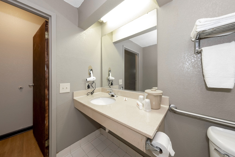 Red Roof Inn Atlanta Southeast Stockbridge - photo 34