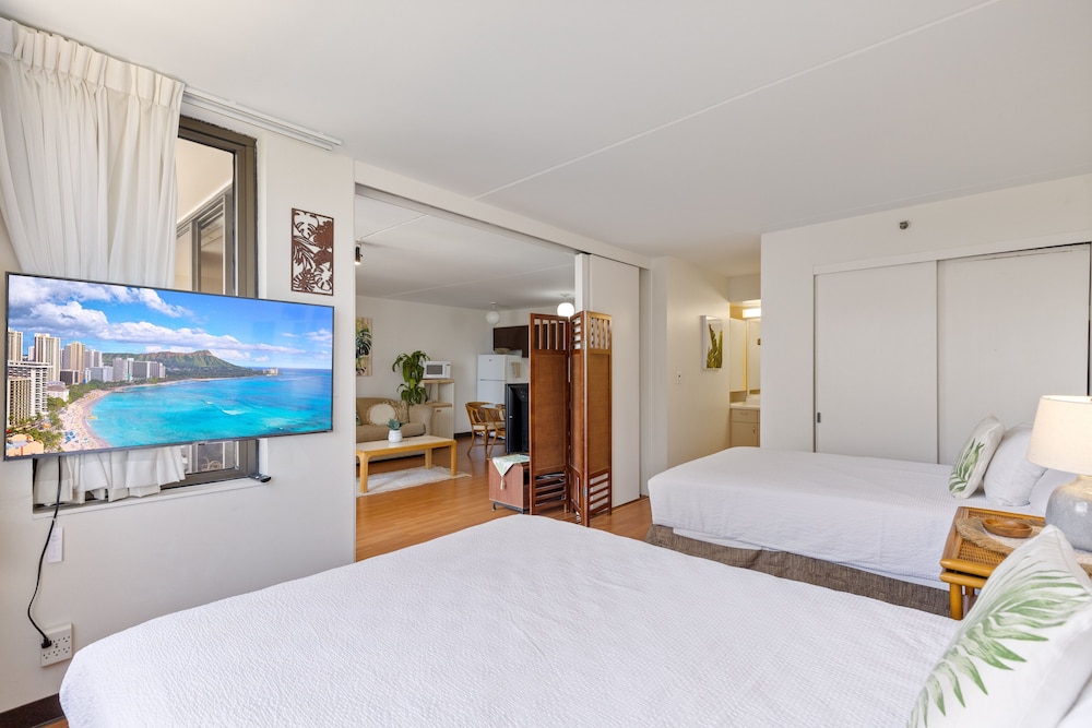 Spacious and Comfortable Ocean View Waikiki Banyan Condo FREE Parking by Koko Resort Vacation Rentals - photo 4
