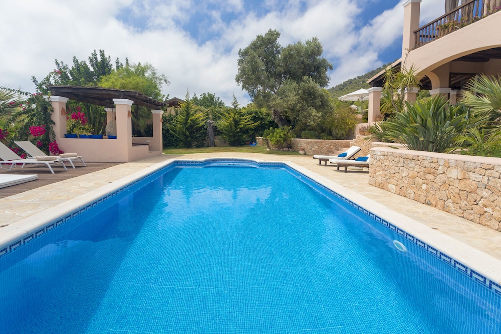 Villa Cas Berris — 4-Star Luxury Hotel in Sant Josep De Sa Talaia, Spain