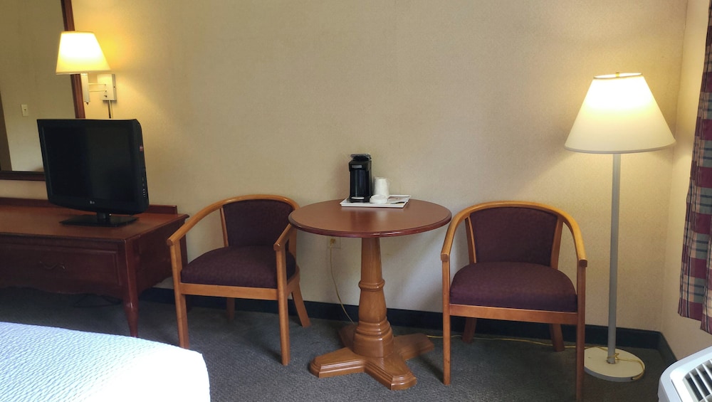 Magnuson Hotel West Liberty - photo 15