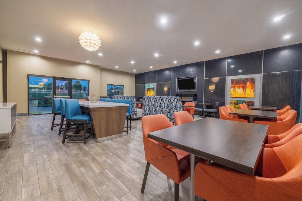 Holiday Inn Express and Suites Kansas City Airport by IHG - photo 42