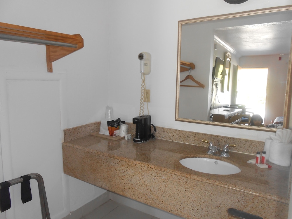 Executive Garden Titusville Hotel - photo 22