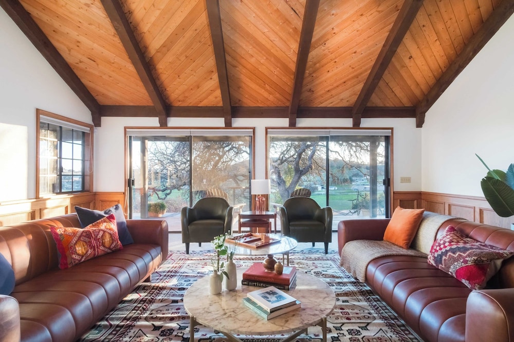 Cathedral by Avantstay Charming Secluded Estate w Sauna Pool Table & Views of the Rolling Hills - photo 4