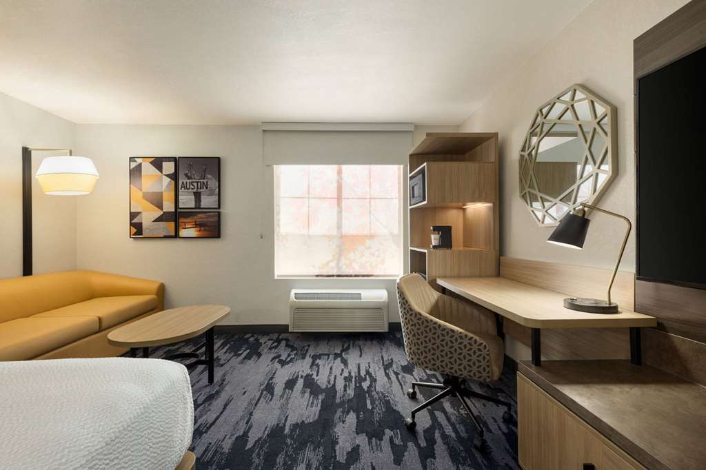 La Quinta Inn & Suites by Wyndham Austin Southwest - photo 36