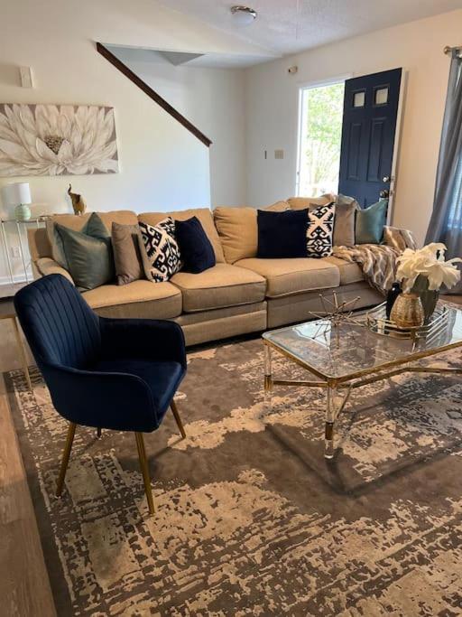 Unwind in Tranquil Style Spacious 3 Bed Haven — hotel in University Place