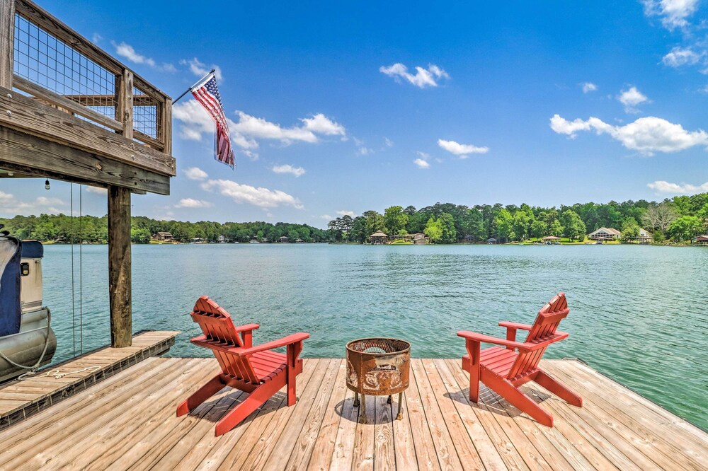 Lake Martin Cabin with Luxury Dock and Kayaks — 4-Star Luxury Hotel in Eclectic, United States