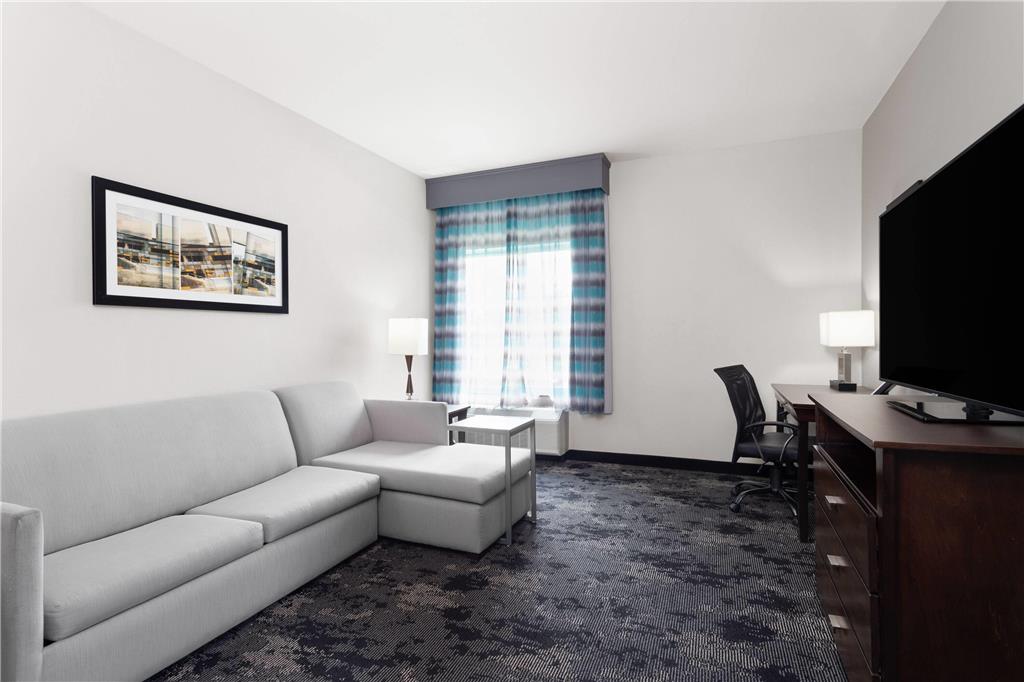 La Quinta Inn & Suites by Wyndham Columbus Edinburgh - photo 30