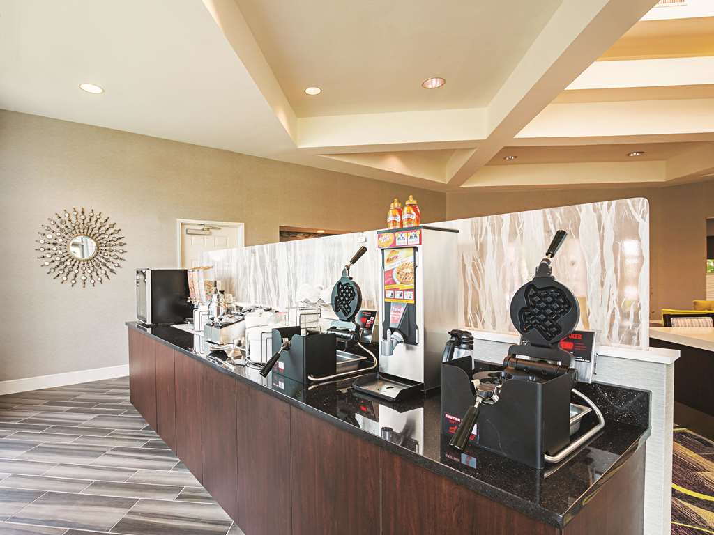 La Quinta Inn & Suites by Wyndham Fort Worth City View - photo 45