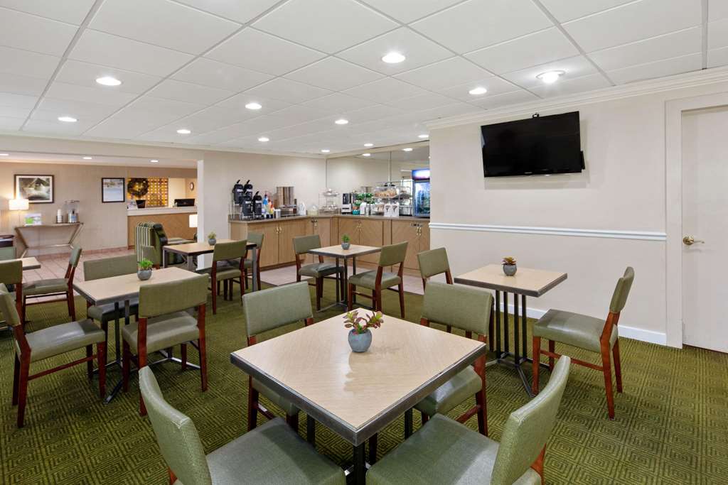 La Quinta Inn & Suites by Wyndham Sawgrass - photo 30