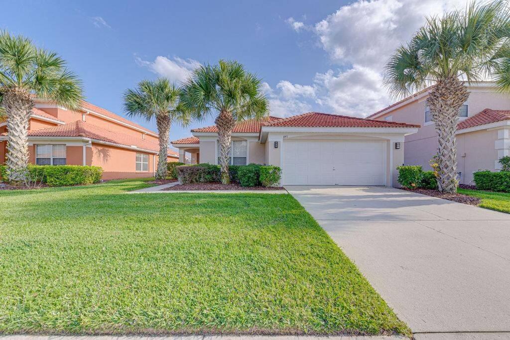 444 Fabulous Newly Decorated 4 bed Pool Home with South Facing Deck — 4-Star Luxury Hotel in Davenport, United States