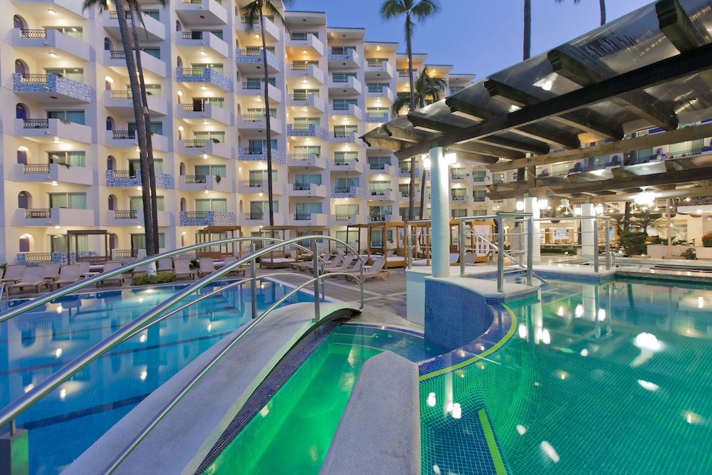 Swim-up bar