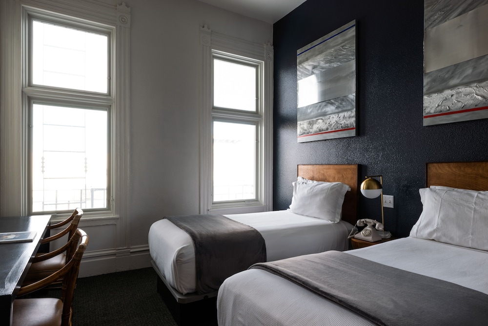 The Metro Hotel - photo 7