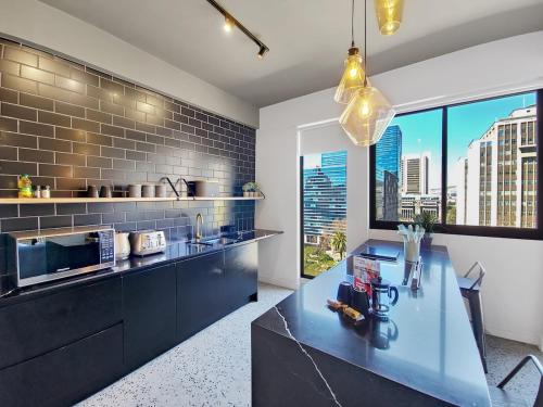 Stylish Studio Apartment with Rooftop Pool