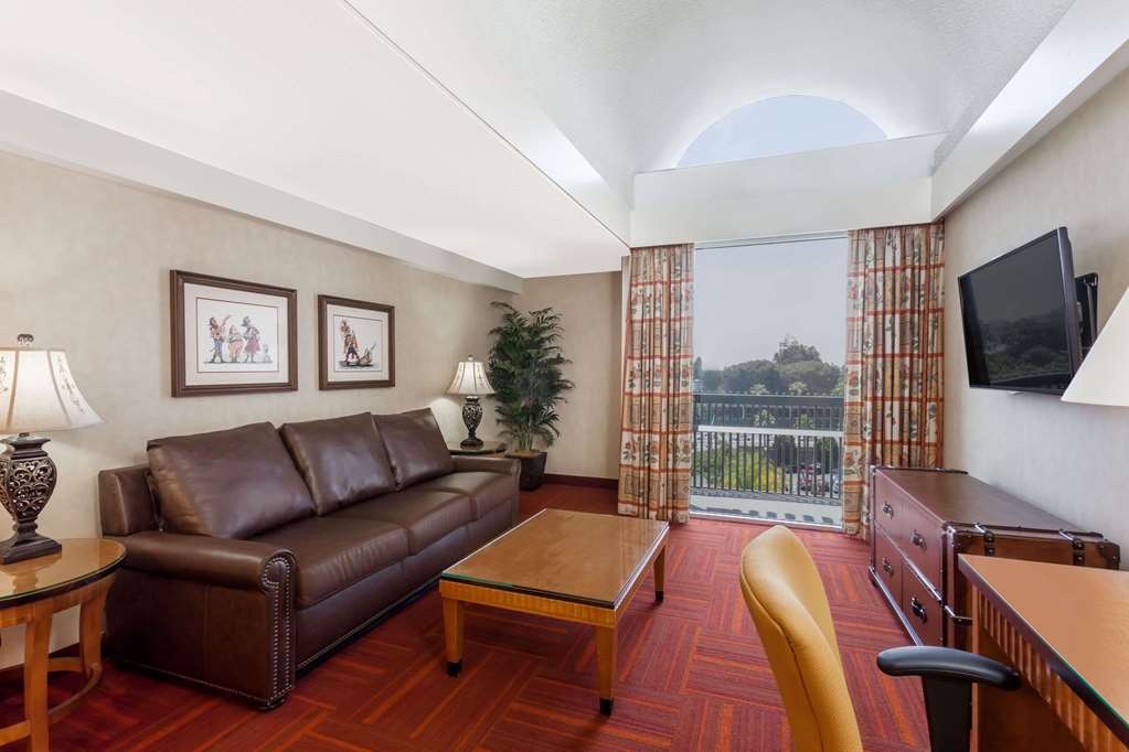 Howard Johnson Plaza at Disneyland