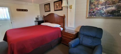 Husker Inn - photo 4
