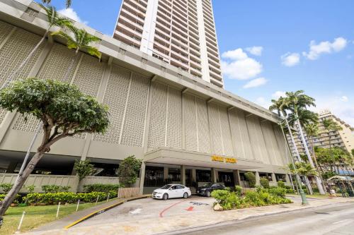 Royal Kuhio 1707 Spacious Studio with Stunning Diamond Head City Views in the Heart of Waikiki in Honolulu, United States