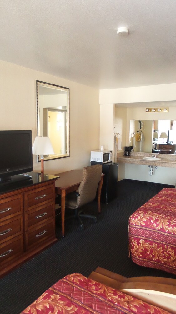 Holiday Motel Oakdale - photo 2
