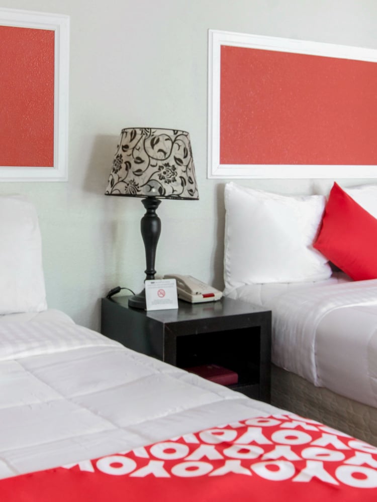 OYO Hotel Houston TX near Medical Center NRG Stadium - photo 14