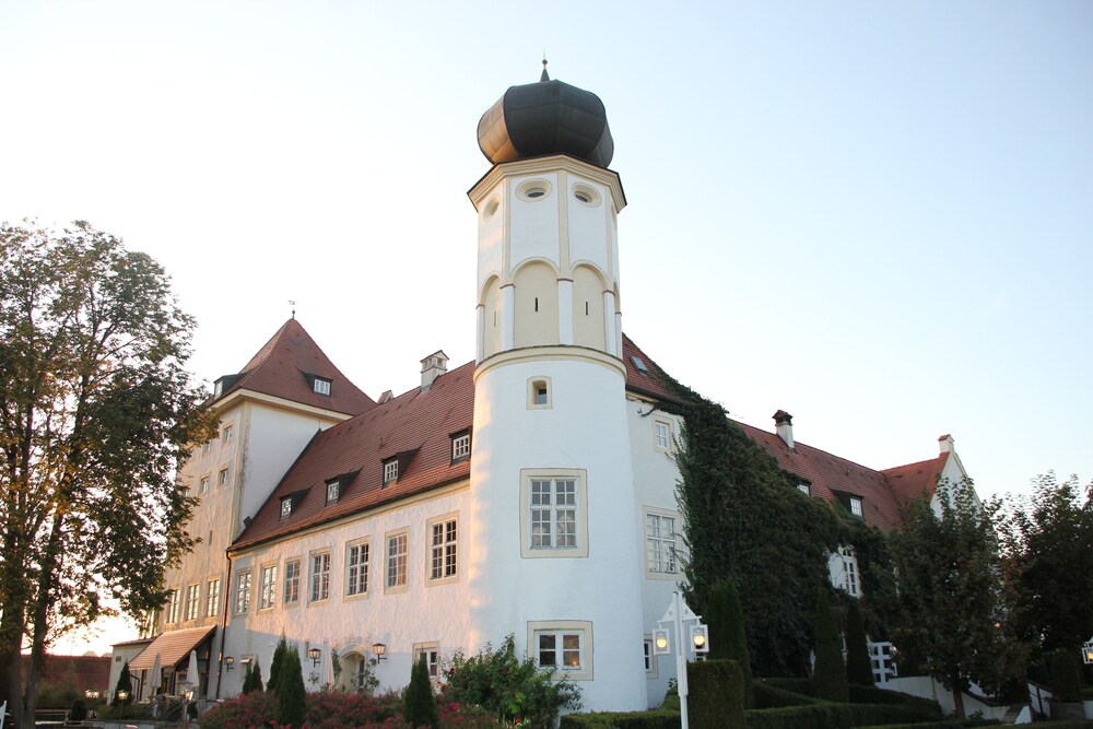 Schlosshotel Neufahrn - carbon neutral hotel in Landshut