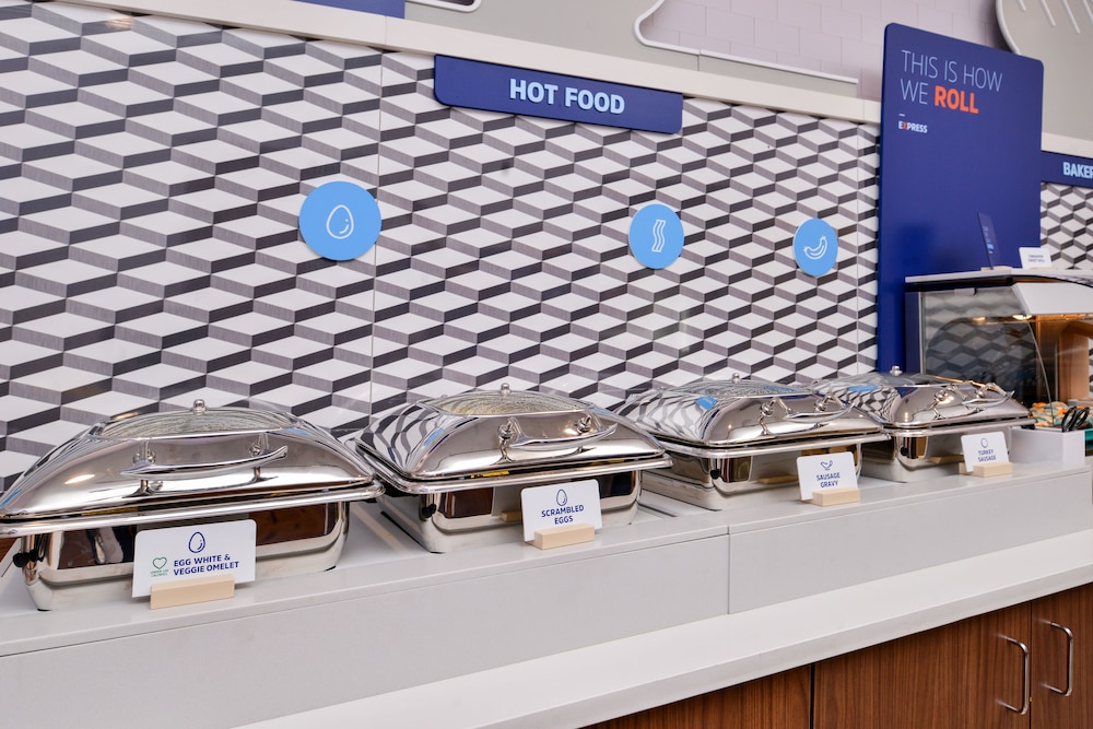 Holiday Inn Express & Suites Cincinnati Mason by IHG - photo 35