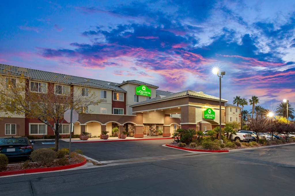 La Quinta Inn & Suites by Wyndham Las Vegas Red Rock - photo 4