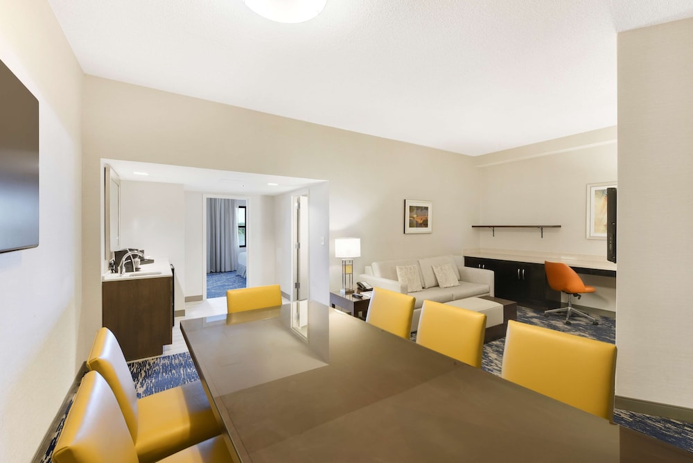 Embassy Suites by Hilton Alexandria Old Town - photo 18