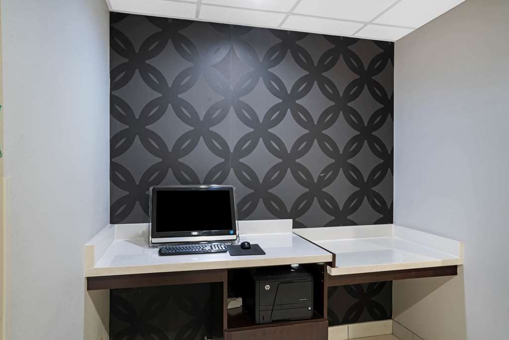 La Quinta Inn & Suites by Wyndham Knoxville North I 75 - photo 52