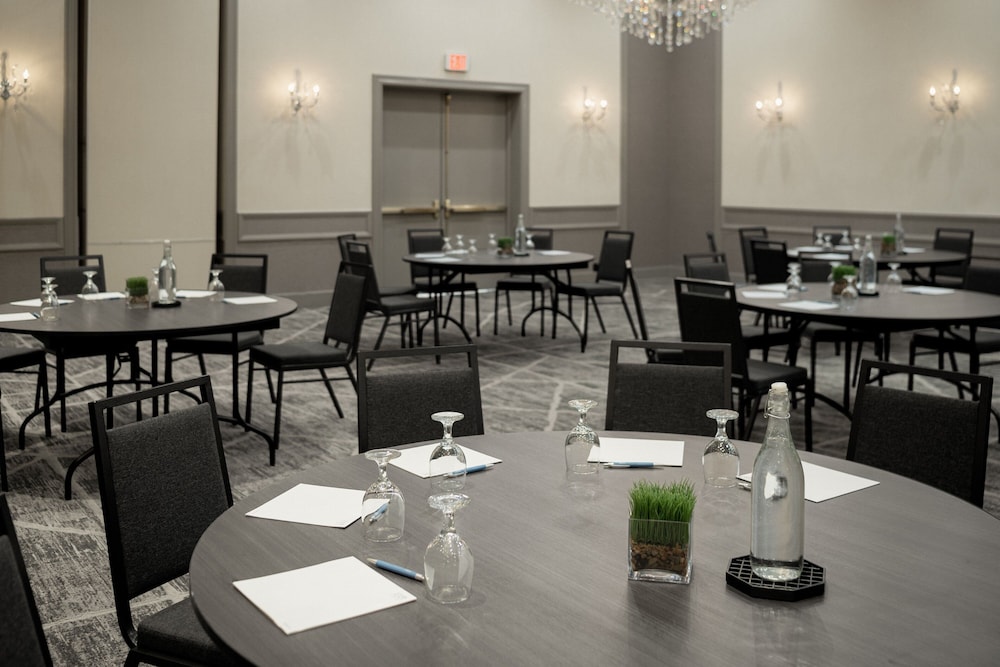 Four Points by Sheraton Milwaukee North Shore - photo 40