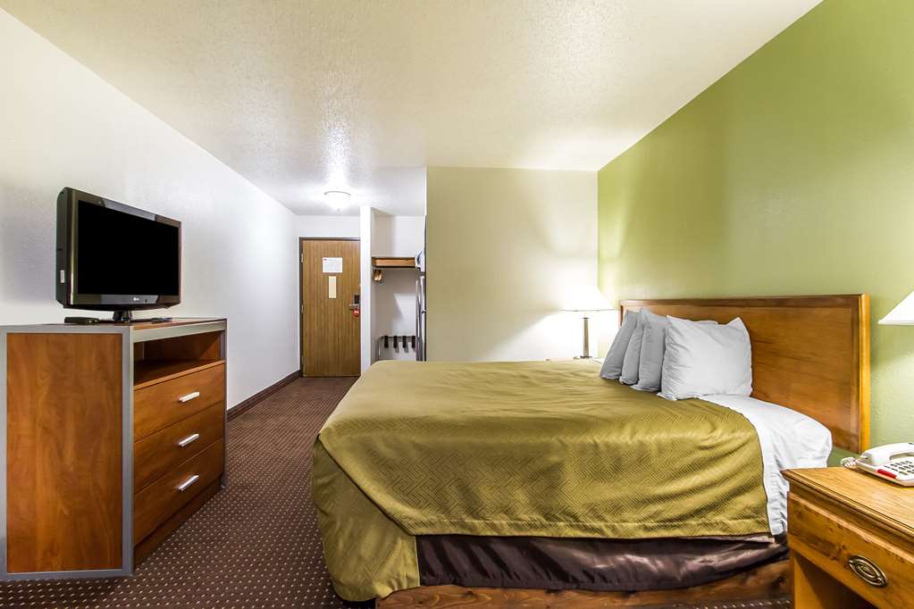 Econo Lodge Inn & Suites Pekin Peoria Area - photo 20