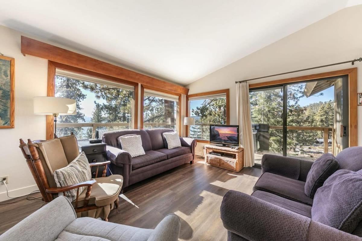 Tahoe Vista Retreat with Lake View Walk to beach in Tahoe Vista, United States