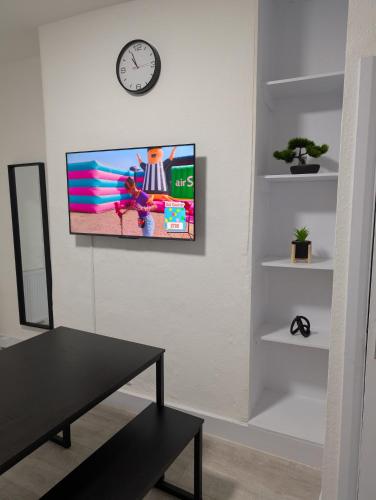 3 bedroom London with Garden near Tube Station — 4-Star Luxury Hotel in London, United Kingdom