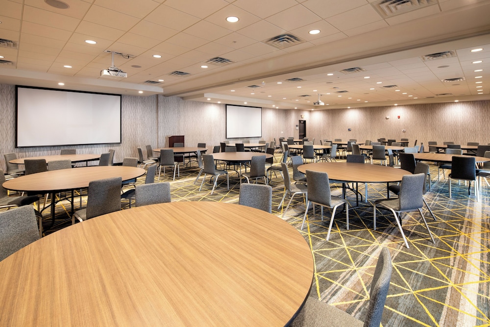 Holiday Inn & Suites Detroit Troy by IHG - photo 48