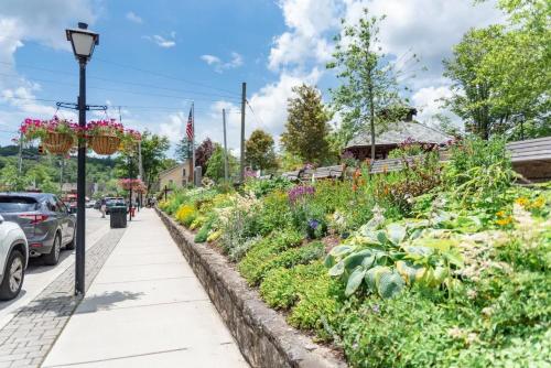 Evergreen on Main — Blowing Rock — photo 3
