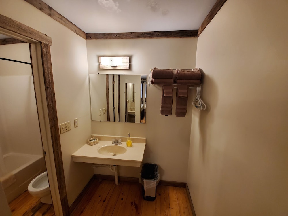 Jamesport Inn - photo 12