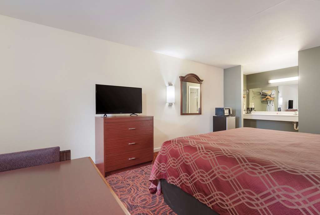 Econo Lodge Thomaston - photo 24