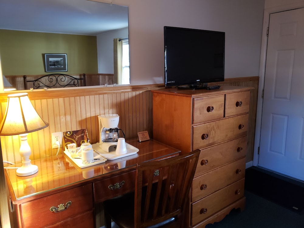 The Colonial Motel - photo 16