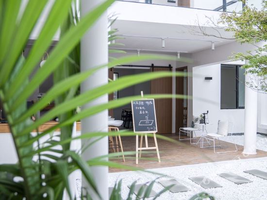 Less&More Books Yard - carbon neutral hotel in Chengdu