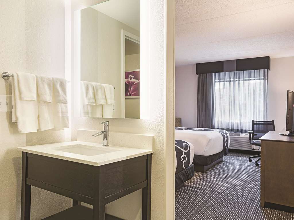 La Quinta Inn & Suites by Wyndham Baltimore BWI Airport - photo 35