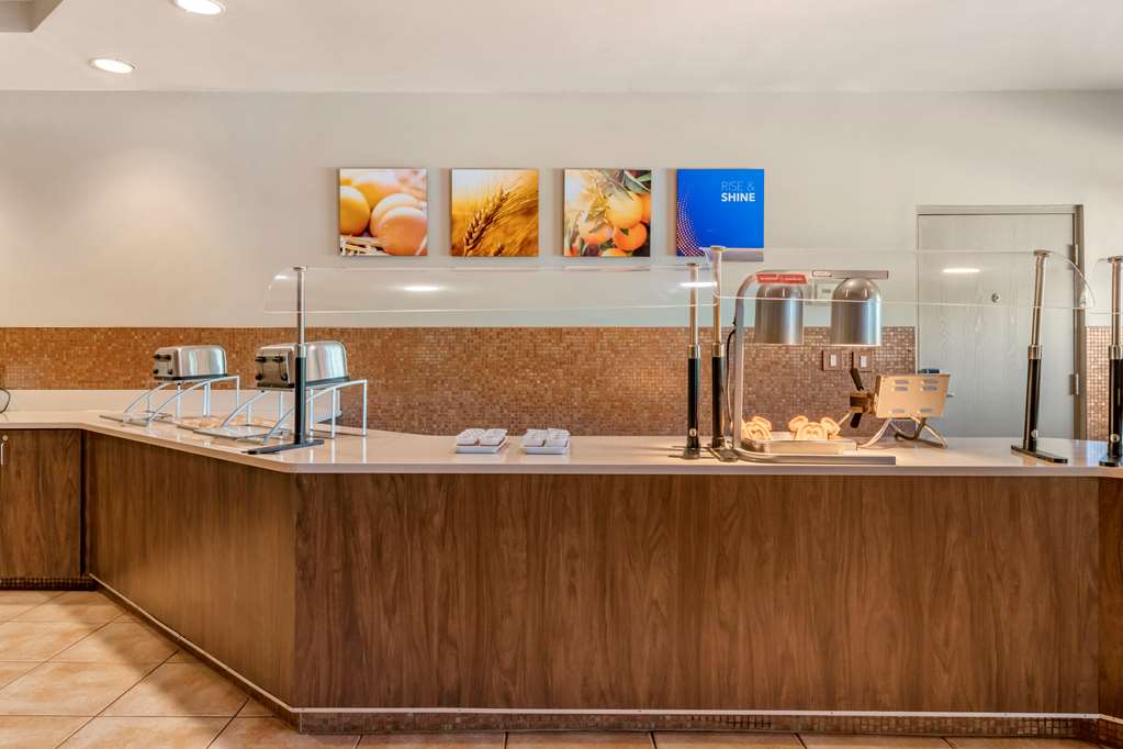 Comfort Suites Maingate East - photo 35