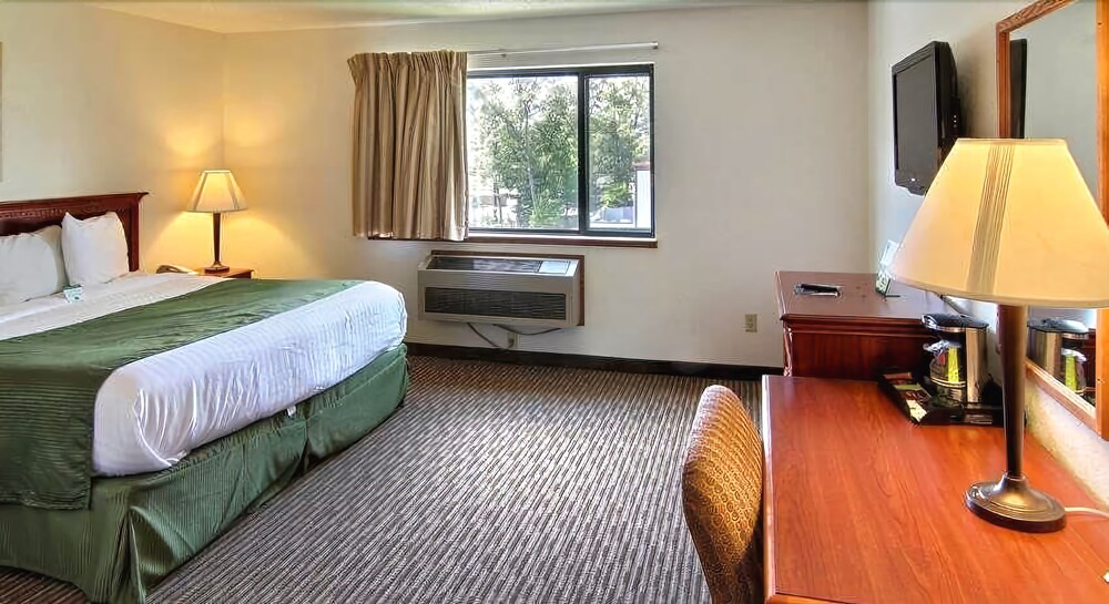 Days Inn & Suites by Wyndham Traverse City - photo 17